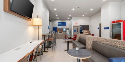 Dining and coworking space at Holiday Inn Express & Suites Bronx.