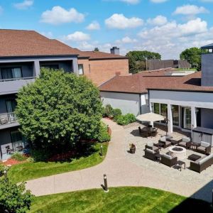 Terrace and garden at Sonesta Select Minneapolis Eden Prairie.