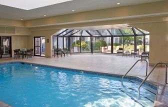 Indoor pool at Sonesta Select Minneapolis Eden Prairie.