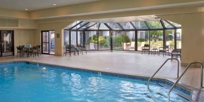 Indoor pool at Sonesta Select Minneapolis Eden Prairie.