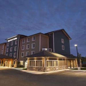 Hotel exterior and parking area at Days Inn & Suites By Wyndham Lindsay.