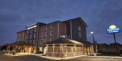 Hotel exterior and parking area at Days Inn & Suites By Wyndham Lindsay.