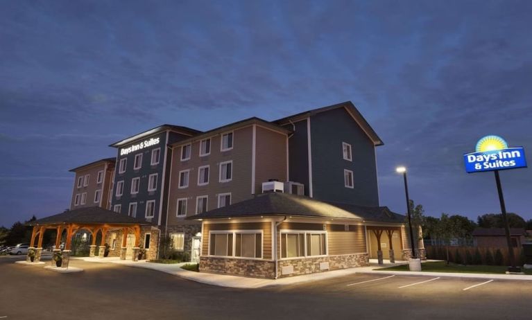 Hotel exterior and parking area at Days Inn & Suites By Wyndham Lindsay.