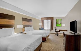 Day use twin room with TV, sofa, work desk and private bathroom at Days Inn & Suites By Wyndham Lindsay.