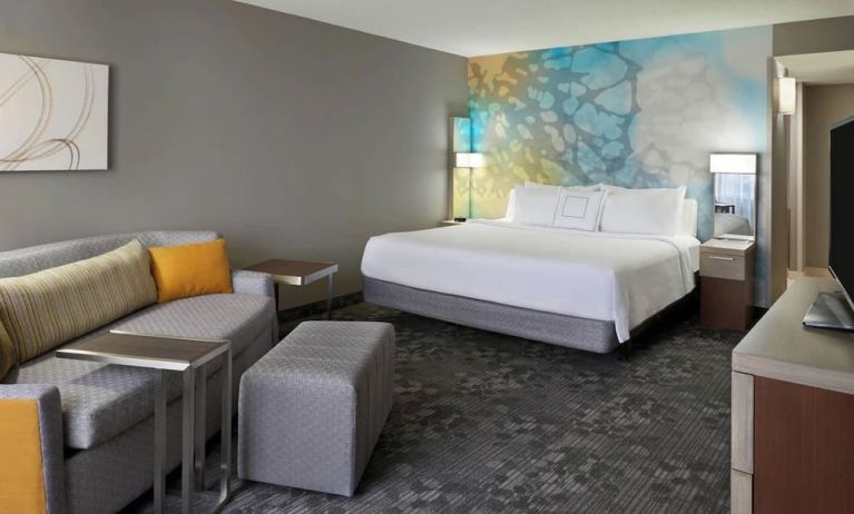 Day use room with private bathroom at Courtyard By Marriott Toronto Airport.