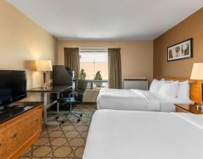 Day use twin room with TV, work desk and private bathroom at Comfort Inn Thetford Mines.