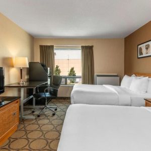 Day use twin room with TV, work desk and private bathroom at Comfort Inn Thetford Mines.