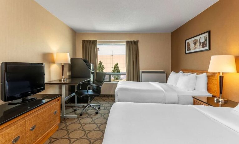 Day use twin room with TV, work desk and private bathroom at Comfort Inn Thetford Mines.