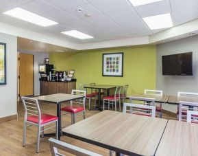 Dining area at Comfort Inn Thetford Mines.