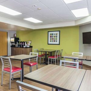 Dining area at Comfort Inn Thetford Mines.