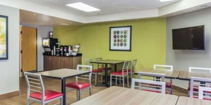 Dining area at Comfort Inn Thetford Mines.