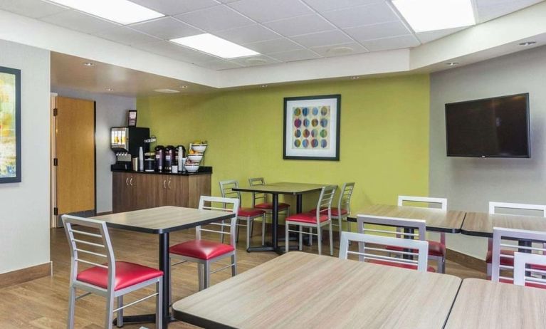 Dining area at Comfort Inn Thetford Mines.