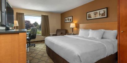 Day use room with TV, sofa, work desk and private bathroom at Comfort Inn Thetford Mines.