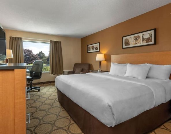 Day use room with TV, sofa, work desk and private bathroom at Comfort Inn Thetford Mines.