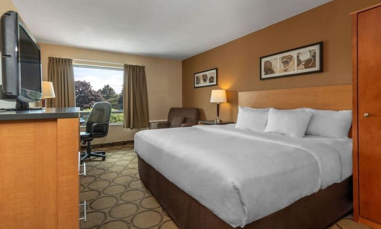 Day use room with TV, sofa, work desk and private bathroom at Comfort Inn Thetford Mines.