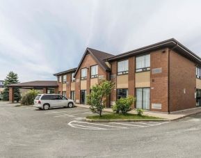 Hotel exterior and parking area at Comfort Inn Thetford Mines.