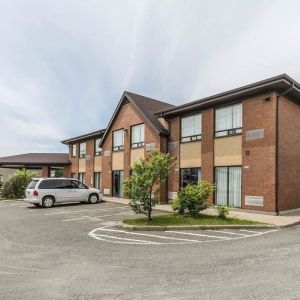 Hotel exterior and parking area at Comfort Inn Thetford Mines.