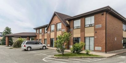 Hotel exterior and parking area at Comfort Inn Thetford Mines.