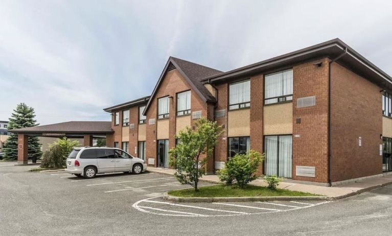 Hotel exterior and parking area at Comfort Inn Thetford Mines.