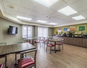 Restaurant area with TV and comfortable seating perfect for co-working at Comfort Inn Thetford Mines.