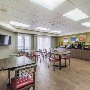 Restaurant area with TV and comfortable seating perfect for co-working at Comfort Inn Thetford Mines.