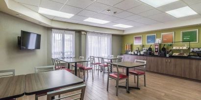 Restaurant area with TV and comfortable seating perfect for co-working at Comfort Inn Thetford Mines.