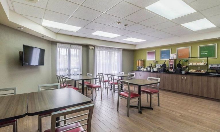 Restaurant area with TV and comfortable seating perfect for co-working at Comfort Inn Thetford Mines.