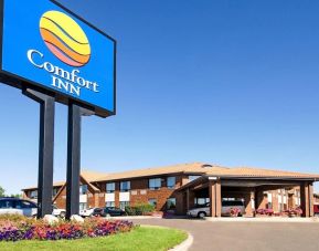 Hotel exterior and parking area at Comfort Inn Swift Current.