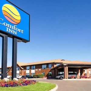 Hotel exterior and parking area at Comfort Inn Swift Current.