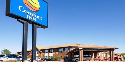 Hotel exterior and parking area at Comfort Inn Swift Current.