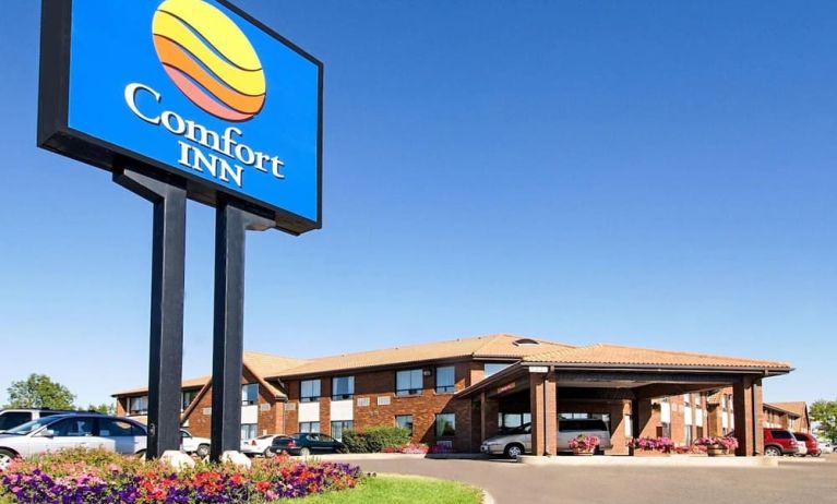 Hotel exterior and parking area at Comfort Inn Swift Current.