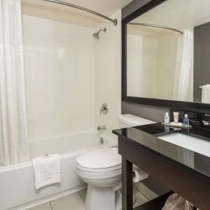 Guest bathroom with tub and free toiletries at Comfort Inn Sudbury Regent Street.