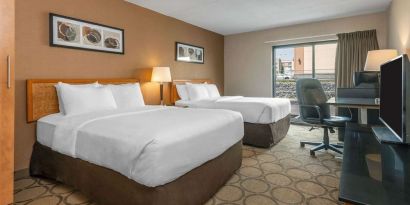 Day use twin room with work desk at Comfort Inn Simcoe.