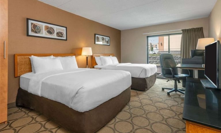 Day use twin room with work desk at Comfort Inn Simcoe.