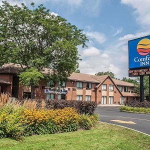 Hotel exterior at Comfort Inn Simcoe.