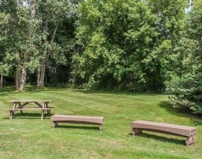 Hotel outdoors at Comfort Inn Simcoe.