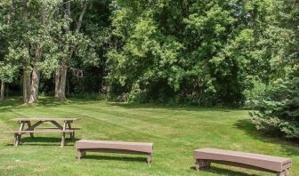 Hotel outdoors at Comfort Inn Simcoe.