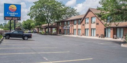 Hotel exterior and parking area at Comfort Inn Simcoe.