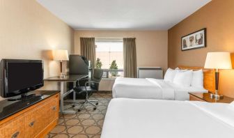 Day use twin room with TV, work desk and private bathroom at Comfort Inn Simcoe.