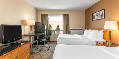 Day use twin room with TV, work desk and private bathroom at Comfort Inn Simcoe.