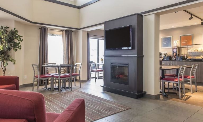 Lobby lounge with fireplace at Comfort Inn Sept-Iles. 