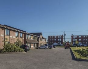 Hotel exterior and parking area at Comfort Inn Sept-Iles. 