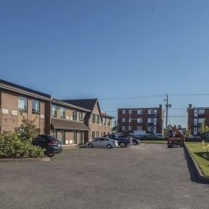 Hotel exterior and parking area at Comfort Inn Sept-Iles. 