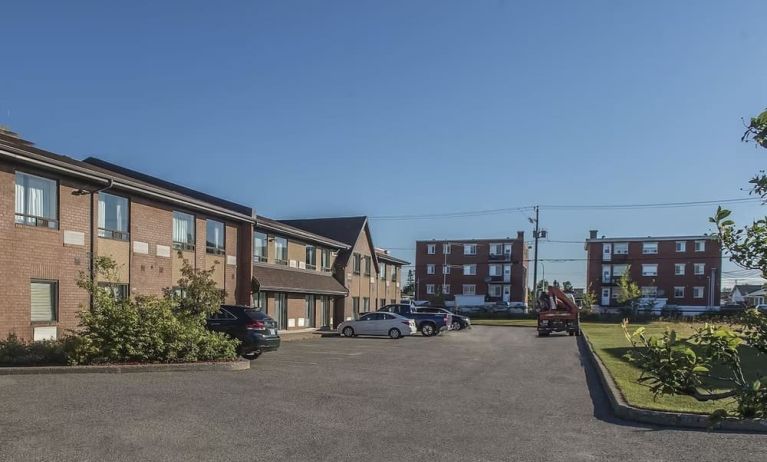 Hotel exterior and parking area at Comfort Inn Sept-Iles. 