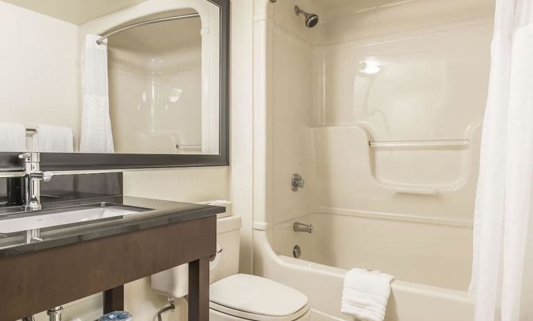 Guest bathroom with tub and free toiletries at Comfort Inn Sept-Iles. 