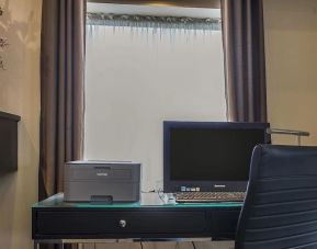 Business center with computer and printer at Comfort Inn Sept-Iles. 