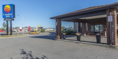 Hotel entrance at Comfort Inn Sept-Iles. 