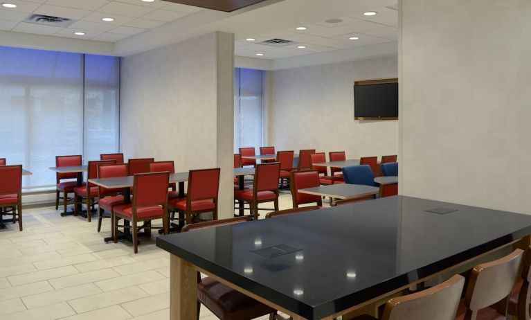 Restaurant area with comfortable sitting perfect for co-working at Holiday Inn Express Toronto Downtown.