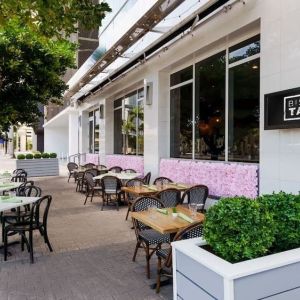 Alfresco dining perfect for coworking at YVE Hotel Miami.