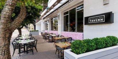 Alfresco dining perfect for coworking at YVE Hotel Miami.